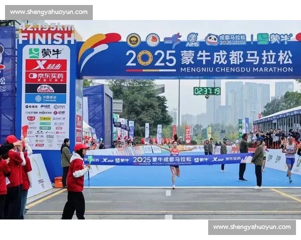 成马夺冠摔过终点！管油胜的 2 小时 16 分与草根韧劲