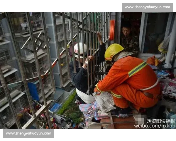 四楼悬窗生死劫！外卖小哥徒手攀楼托举生命